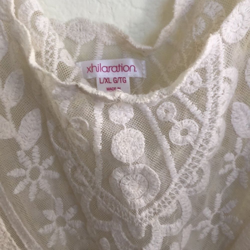 Beautiful lace top - Picture 2 of 4